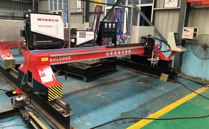 龍門式切割機，可搭載多種割炬