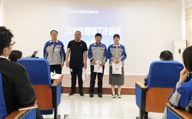 楊建剛總經(jīng)理為銷售精英進行頒獎并合影留念。
