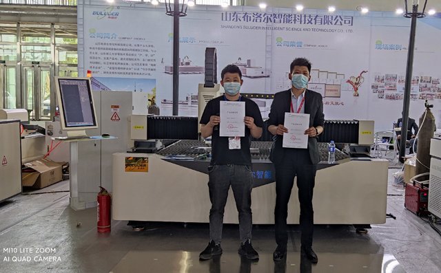 滄州展會(huì)開展過程中，河北客戶定購我公司激光切割機(jī)設(shè)備